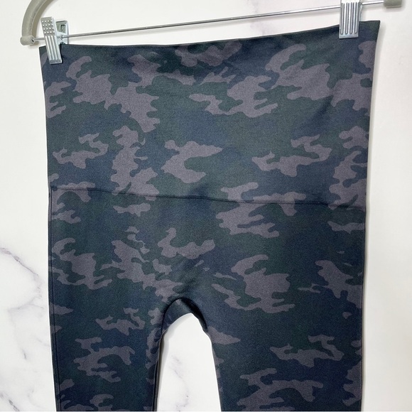 SPANX Camo Look at Me Now Seamless Cropped Leggings - Picture 8 of 15